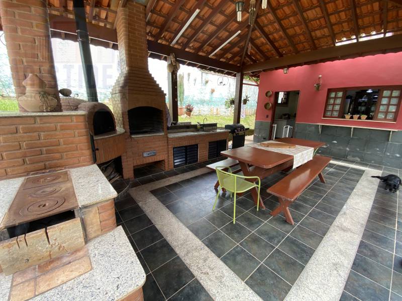 Chácara de fino acabamento, bem localizada, próximo portaria Saint James I.